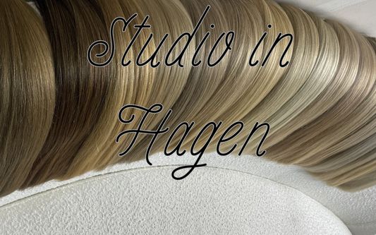 Gloworia Haarverlängerungs-Studio in Hagen im Ruhrgebiet mit Kundin und langen Premium-Extensions
